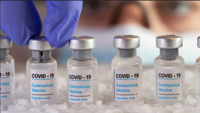 Một loại vắc-xin phòng COVID-19 đang được sử dụng ẢNH: REUTERS