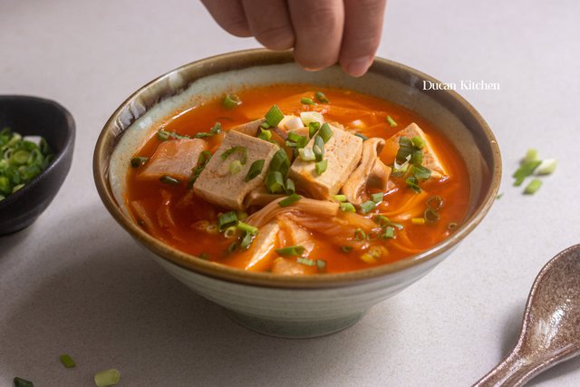 Món canh kim chi cay cay, mềm mềm từ đậu phụ chắc chắn sẽ rất đưa cơm và ấm bụng.