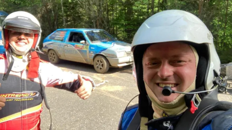 ...Osmanov (bên phải) không trách khán giả