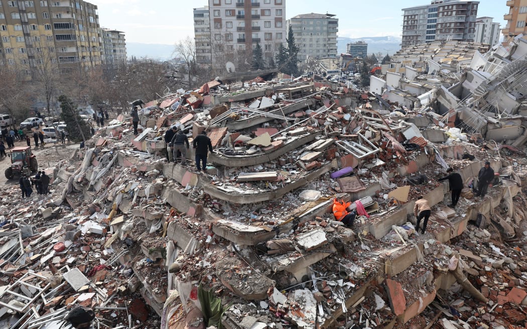 Các nhân viên cứu hộ ở Thổ Nhĩ Kỳ tìm kiếm người sống sót trong đống đổ nát.