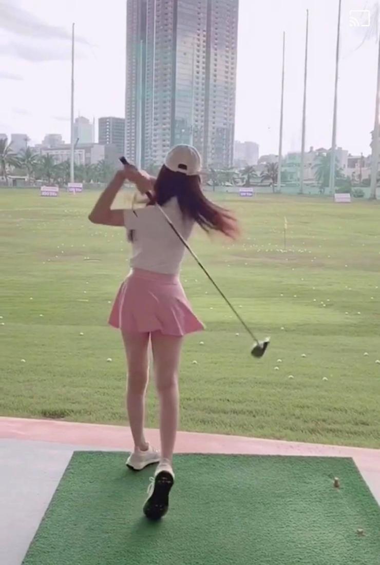 Tuy nhiên, khi bạn đánh bóng, với lực xoay của hông, tà váy sẽ bung ra.
