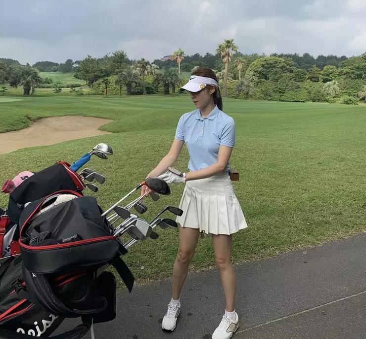 Dù đánh bóng ở sân tập giả định hay sân cỏ, trang phục chơi golf vẫn có những điểm tương đồng lớn.&nbsp;
