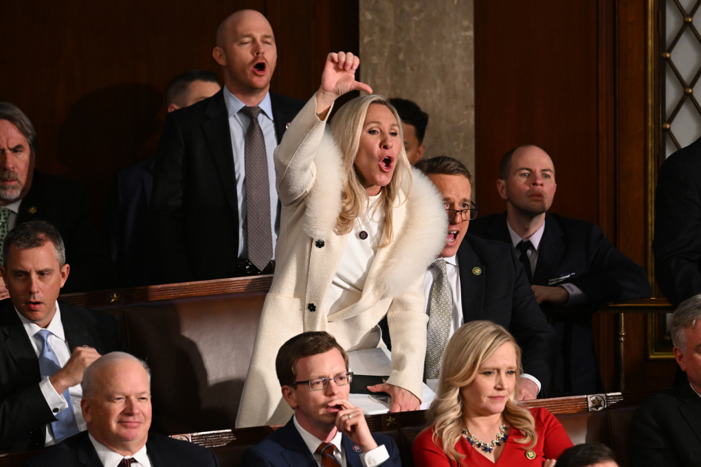 Hạ nghị sĩ Greene đứng dậy la ó khi ông Biden đọc thông điệp liên bang Mỹ (ảnh&nbsp;: Reuters)