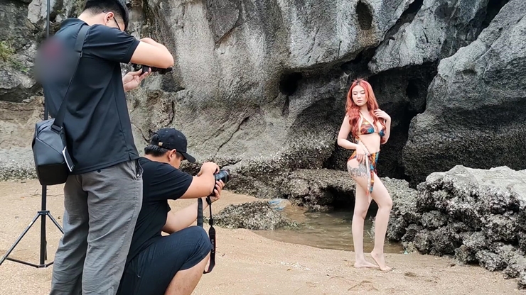 Cách đây không lâu, diễn viên Linh Miu (Vũ Mỹ Linh) đăng tải loạt ảnh hậu trường chụp bikini trên trang cá nhân thu hút sự chú ý của khán giả. Từ một hot girl, Linh Miu nay được biết tới là một diễn viên trẻ nổi tiếng. 

