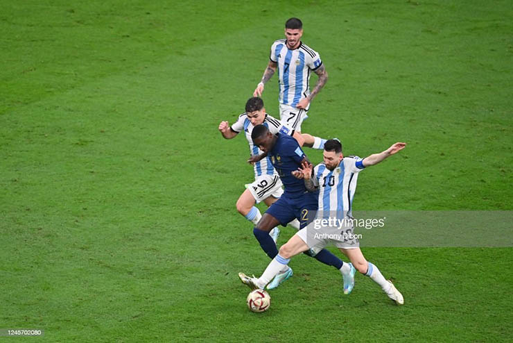 Kolo Muani đứng giữa vòng vây của các cầu thủ Argentina tại chung kết World Cup 2022