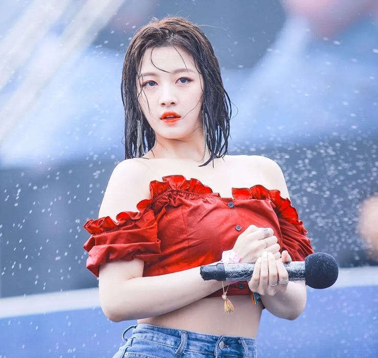Thông thường, các ca sĩ tham gia Water Bomb sẽ mặc đơn giản đậm không khí mùa hè.&nbsp;
