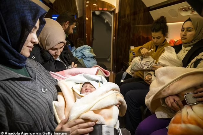 Những đứa trẻ đã được các nữ thành viên của Bộ Gia đình và Xã hội Thổ Nhĩ Kỳ đón nhận, chăm sóc sau khi chuyển tới Ankara. Ảnh: Getty