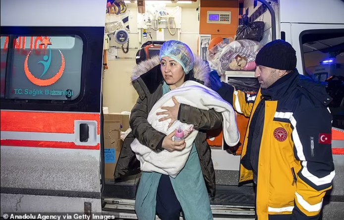 16 trẻ sơ sinh đi chuyên cơ của Tổng thống Thổ Nhĩ Kỳ, không có người thân ở bên - 4