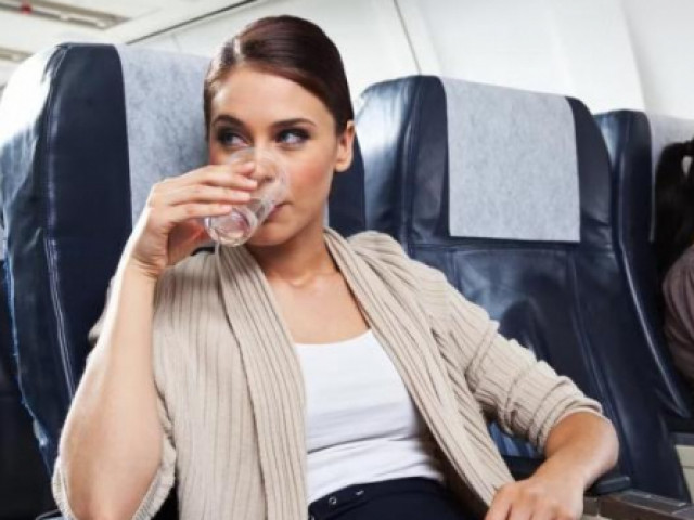 Tiếp viên hàng không khuyên bạn không nên ăn uống gì trên máy bay?