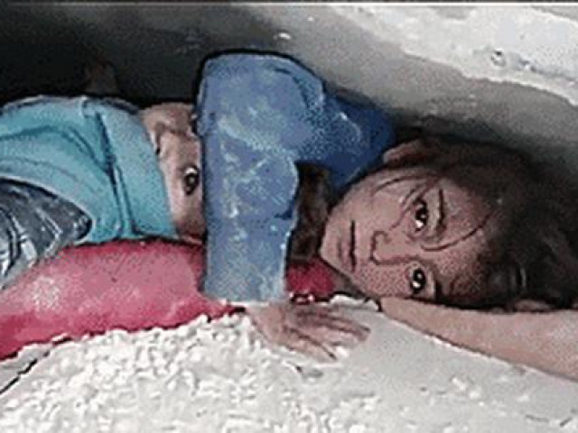 Thảm họa động đất: Bé gái Syria che chắn em trai suốt 17 giờ chờ đội cứu hộ