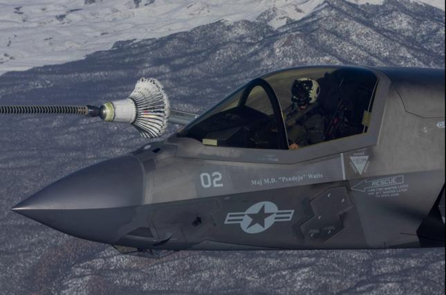 Một chiếc F-35B của Không quân Mỹ thực hiện bài tập tiếp nhiên liệu trên không trong đợt tập trận "Cờ đỏ".