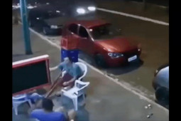 Ô tô - Clip: Bánh xe rơi khỏi ô tô lăn trúng người ngồi trên vỉa hè