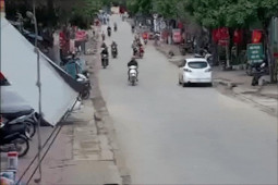 Xe máy - Xe đạp - Clip: "Báo thủ" phóng nhanh lạng lách đâm vào ô tô đậu bên đường