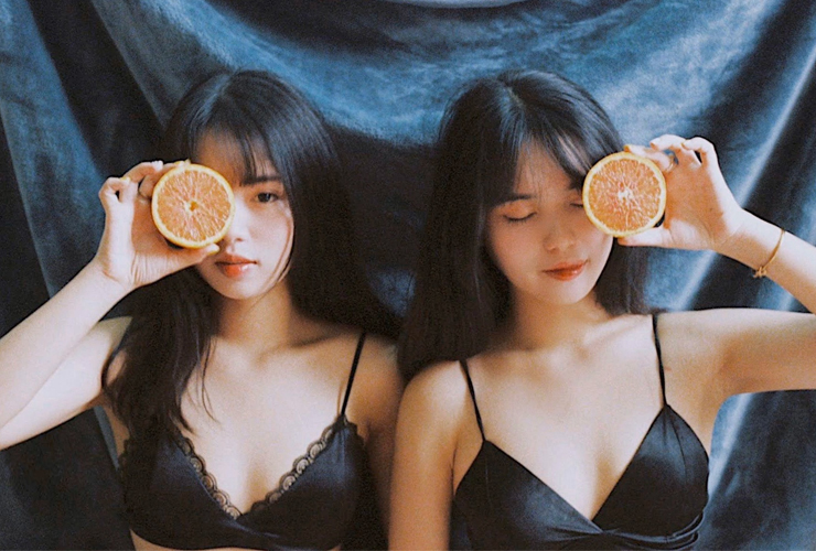 Có gương mặt, vóc dáng giống nhau lại học chung một trường, một lớp nên cả hai thường xuyên bị bạn bè và giáo viên gọi nhầm tên.&nbsp;
