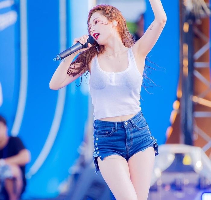 Người đẹp không chỉ khuấy đông bầu không khí với những ca khúc sôi động mà còn bởi trang phục bắt mắt.&nbsp;
