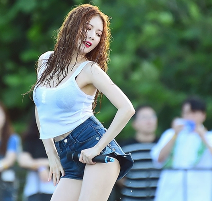 Lần này cô chọn thiết kế croptop hai dây to bản kết hợp với hot pants.&nbsp;
