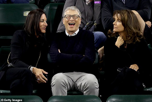Tỷ phú Bill Gates vui vẻ khi trò chuyện cùng bà Paula.