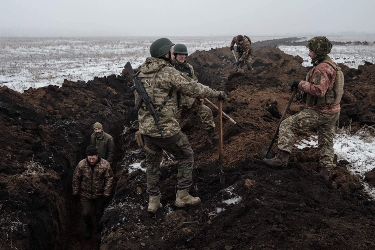 Binh sĩ Ukraine nghỉ ngơi tại một chiến hào gần Bakhmut vào ngày 1/2/2023.