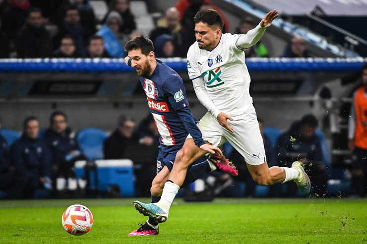 Messi và các đồng đội gặp khó trên sân của Marseille