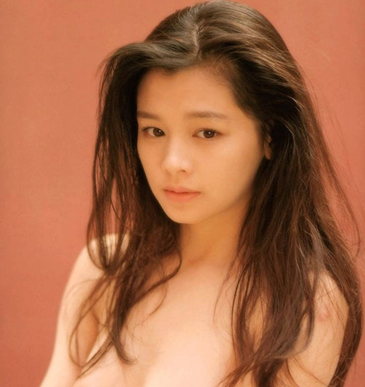 Từ Nhược Tuyên gia nhập làng giải trí từ khi 15 tuổi với vai trò thành viên nhóm nhạc Girl’s Team cùng Ngô Bội Từ, Vương Ân Hàm. Sau khi nhóm tan rã, cô đóng phim 18+.
