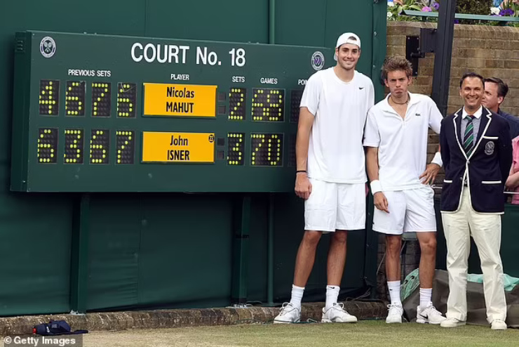 Trận đấu tennis kéo dài nhất lịch sử. John Isner người (Mỹ) và Nicolas Mahut (Pháp) chơi trận lịch sử tại Wimbledon 2010 kéo dài 11 giờ 5 phút, riêng set cuối cùng kéo dài 8 giờ 11 phút.