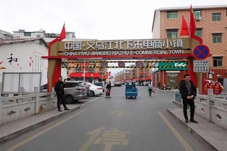 Làng Beixiazhu ở Trung Quốc rộng 22ha với 1300 cư dân thường trú nhưng lại có hơn 10.000 người đang làm nghề bán hàng qua mạng.
