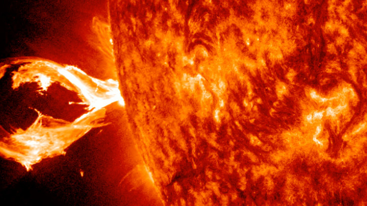 Một "quả pháo vũ trụ" vừa được Mặt Trời bắn ra - Ảnh: NASA/SDO