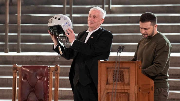 Tổng thống Ukraine Volodymyr Zelensky (phải) tặng mũ bảo hiểm cho&nbsp;Chủ tịch Hạ viện Anh Sir Lindsay Hoyle. Ảnh: Reuters.