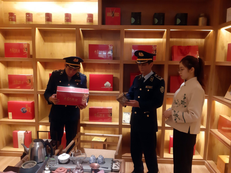 Nhiều nhãn trà cao cấp nhập lậu về Việt Nam để trưng bày, bán trong showroom với giá bạc triệu.