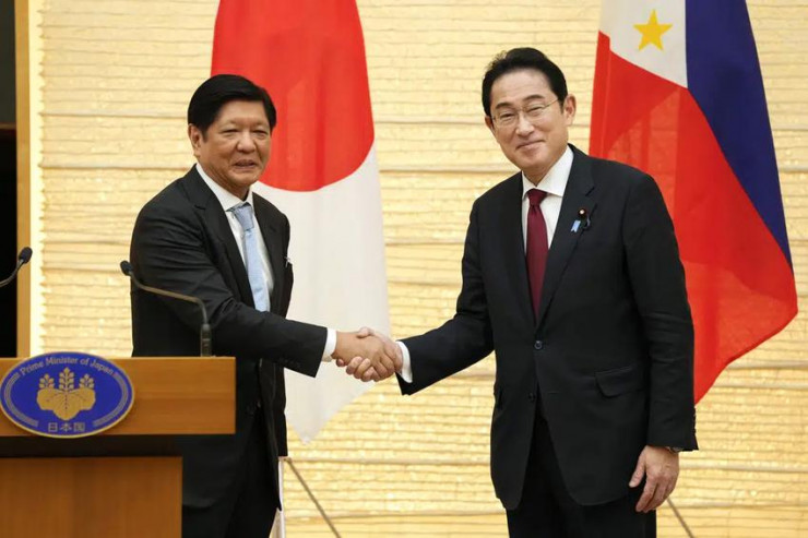 Tổng thống Philippines Ferdinand Marcos (trái) và Thủ tướng Nhật Fumio Kishida trong cuộc họp báo chung sau cuộc hội đàm tại Tokyo ngày 9-2. Ảnh: AP
