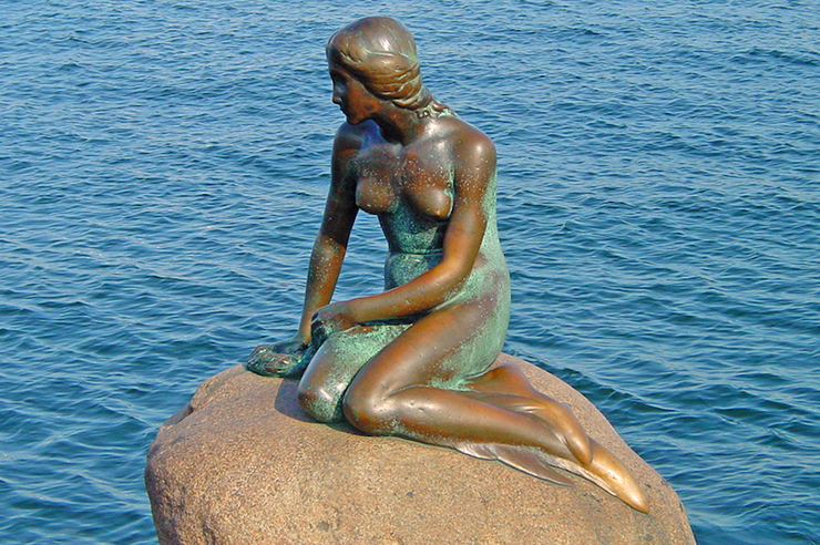 Bức tượng Nàng tiên cá ngồi trên một tảng đá ở bến cảng Copenhagen tại Langelinie, Đan Mạch. Những du khách lần đầu đến thăm thường ngạc nhiên bởi kích thước tương đối nhỏ của bức tượng. Tượng Nàng tiên cá chỉ cao 1,25m và nặng khoảng 175kg.
