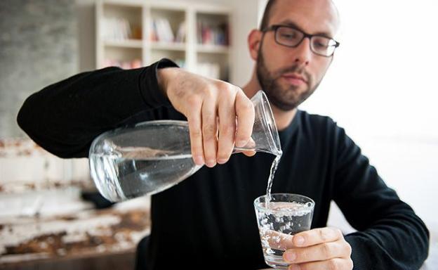 Uống nước một ly nước vào mỗi sáng hỗ trợ sức khỏe đường ruột.