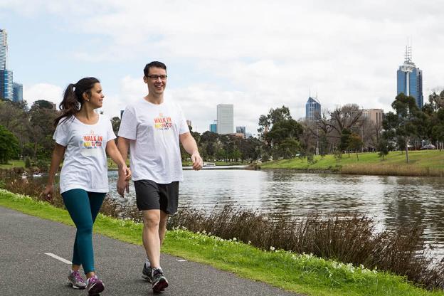 Đi bộ buổi sáng giúp hệ tiêu hóa vận động nhịp nhàng.