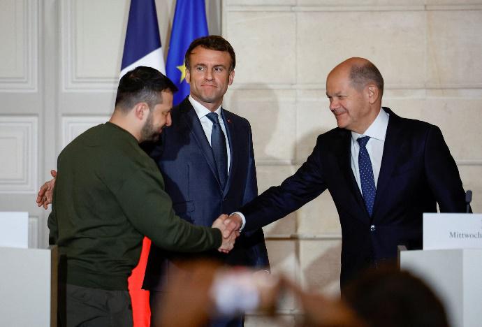 Tổng thống Ukraine Volodymyr Zelensky, Thủ tướng Đức Olaf Scholz và Tổng thống Pháp Emmanuel Macron trong cuộc họp báo chung tại Paris, Pháp. Ảnh: Reuters.