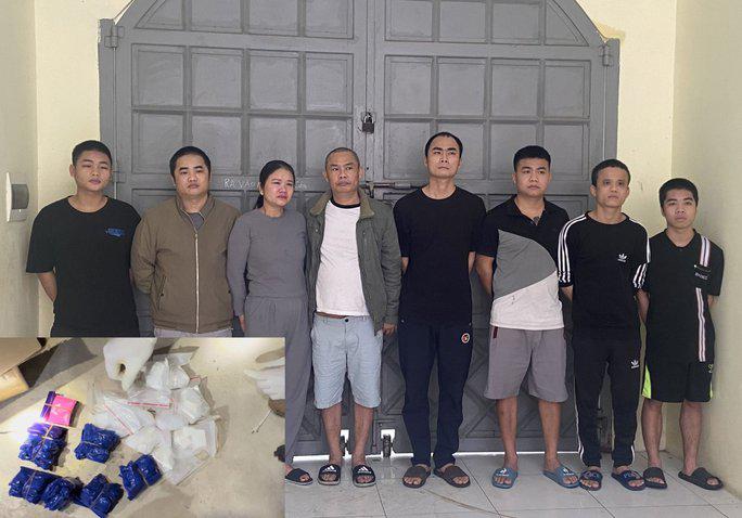 8 người bị Công an huyện Hà Trung bắt giữ và tang vật liên quan. Ảnh: Công an Thanh Hóa
