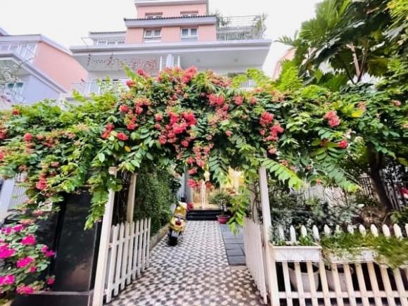 Biệt thự rợp bóng cây xanh và hoa trái của
Thân Thúy Hà.