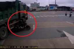 Tin tức trong ngày - Clip: Chạy lao đầu vào xe “khủng” như tự sát, lái xe máy điện gặp tai họa