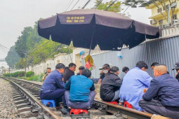 Tin tức trong ngày - Vô tư "thưởng trà" trên... đường ray tàu hỏa tại Hà Nội