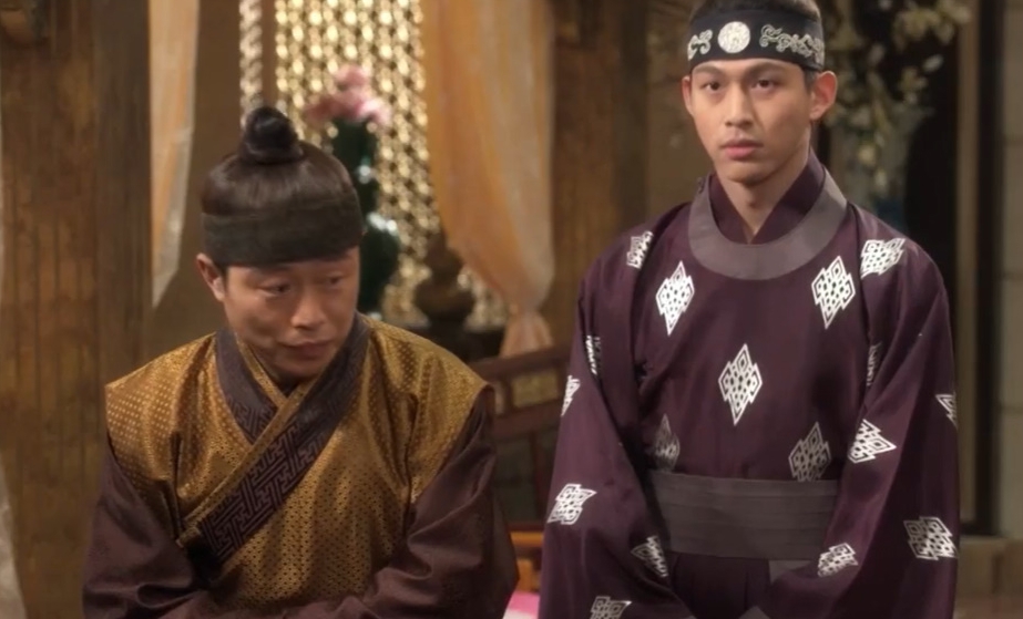 Choi Jung Won (bên phải) nổi tiếng với vai diễn trong Hoàng hậu Ki