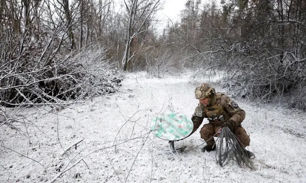 Một binh sĩ Ukraine ngắt kết nối một thiết bị đầu cuối Starlink trên tiền tuyến thuộc vùng Lugansk. Ảnh: Reuters