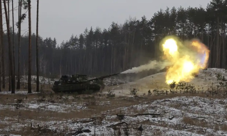Xe tăng Ukraine khai hỏa gần Kreminna, tỉnh Lugansk.