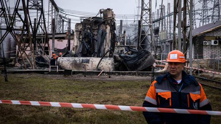 Công nhân Ukraine tháo dỡ máy biến áp&nbsp;bị phá hủy.