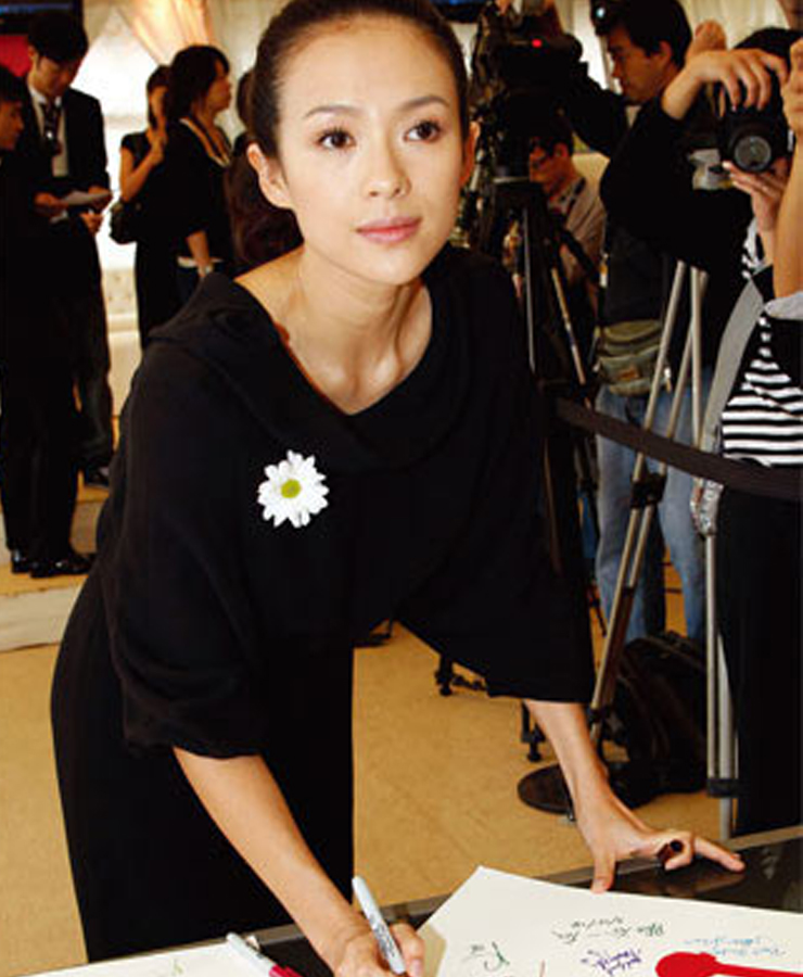 Chương Tử Di diện trang phục màu đen, cài hoa cúc trắng trước ngực ở LHP Cannes 2008.