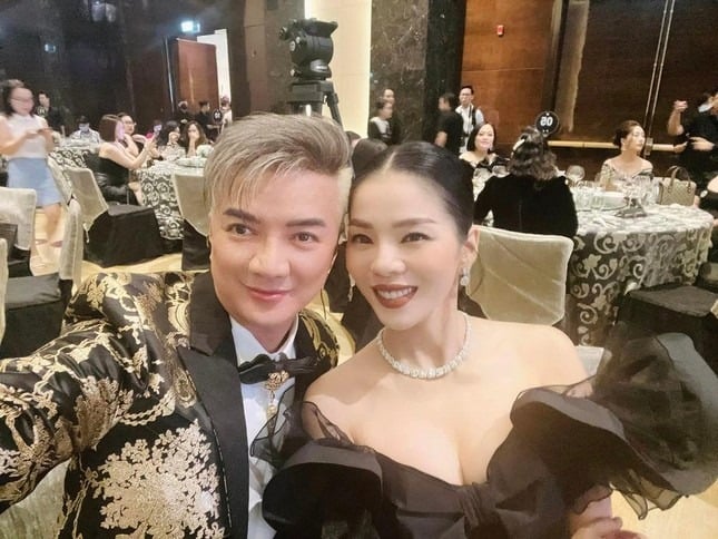 Đàm Vĩnh Hưng và Lệ Quyên thân thiết từ trên sân khấu cho tới đời thực