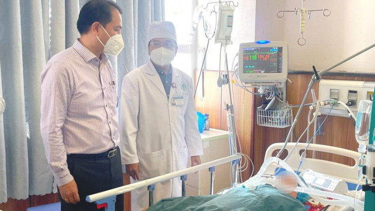 Lãnh đạo Sở Y tế thăm bệnh nhân bị ngộ độc. 