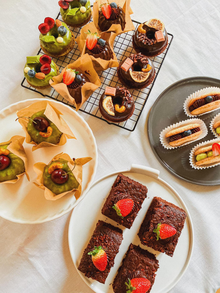 Còn gì ý nghĩa hơn là tự tay làm các loại bánh ngọt tặng nửa kia của mình trong ngày lễ tình nhân, sau đó cả hai cùng thưởng thức, cảm nhận sự ngọt ngào, thơm ngon của bánh. Ảnh: Nguyễn Quang Hiển