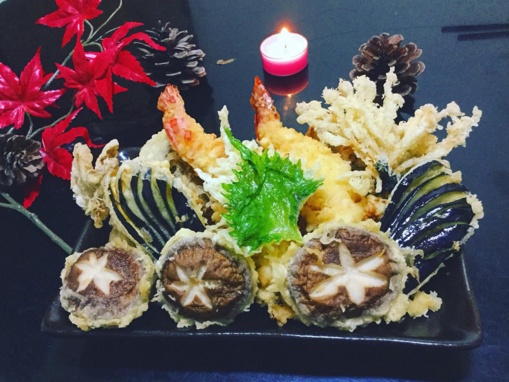 Tempura là món chiên gồm có hải sản và rau củ, được tẩm với bột tempura rồi đem chiên ngập dầu. Dầu chiên được sử dụng là dầu thực vật như dầu hạt cải, dầu hạt trà và theo truyền thống của người Nhật là sử dụng dầu mè. Món ăn này cũng là một gợi ý thú vị cho ngày 14/2 năm nay. Ảnh: Phan Thùy Dương