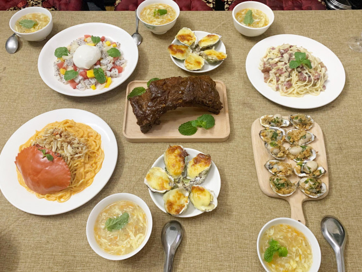 Một bữa tối thịnh soạn với những món ăn ngon dành để chiêu đãi người mình yêu trong ngày lễ tình nhân. Ảnh: Linh Huyền