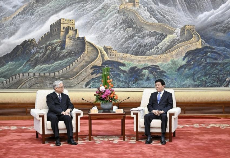 Ông Hạ Lập Ngôn (trái) trong cuộc gặp với ông Vương Hỗ Ninh. Ảnh: Yin Bogu/XINHUA
