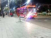 Tin tức trong ngày - Xe máy lọt vào gầm xe khách sau TNGT, hai người thương vong